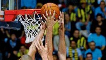 <b>BRILLANTES. </b>Charles Smith, excelso en el tiro, y Mumbrú, otra vez destacado, ayudaron en el rebote.