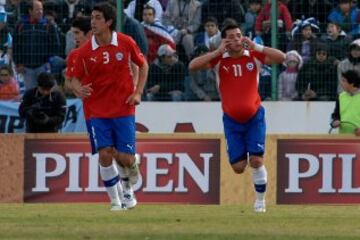 Chile se colocó en ventaja gracias a tantos de Angelo Henríquez (2') y Carlos Muñoz (10'). Sin embargo, Uruguay reaccionó rápidamente y dio vuelta el marcador, gracias a la notable actuación de Luis Suárez, que anotó en los 31',35' y 47, mientras que Edinson Cavani se matriculó con doblete (39' y 71'). Abel Hernández puso el sexto (84') y Sebastián Ubilla cerró la cuenta con los últimos descuentos nacionales (80' y 90').