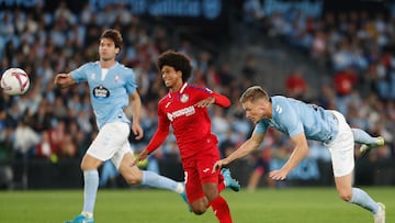 El defensa sueco Carl Starfelt despeja el balón ante el centrocampista del Getafe, Peter Federico, durante el encuentro correspondiente a la jornada 12 de Laliga EA Sports que disputaron Celta y Getafe en el estadio de Balaídos.
