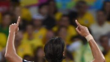 Khedira señala al cielo tras anotar el quinto gol alemán.