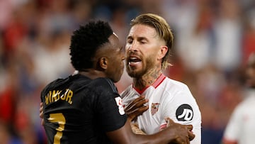 Soccer Football - LaLiga - Sevilla v Real Madrid - Ramon Sanchez Pizjuan, Seville, Spain - October 21, 2023 Real Madrid's Vinicius Junior is held by Sevilla's Sergio Ramos as he clashes with Sevilla players REUTERS/Marcelo Del Pozo     TPX IMAGES OF THE DAY