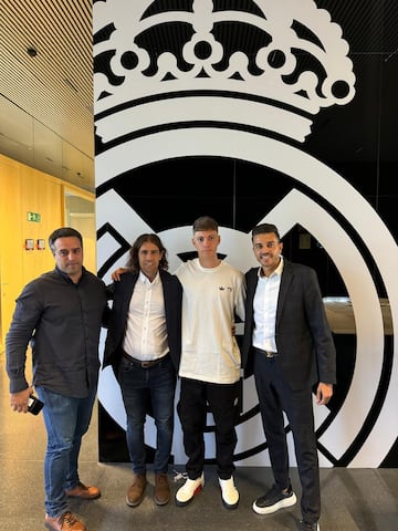 Izan Regueira posa, tras renovar con el Madrid, junto a sus representantes.