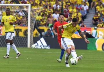 Colombia's midfielder James Rodriguez controls the ball during their WC 2018 qualification football match against Chile in Barranquilla, Colombia, on November 10, 2016. / AFP PHOTO / Luis Acosta