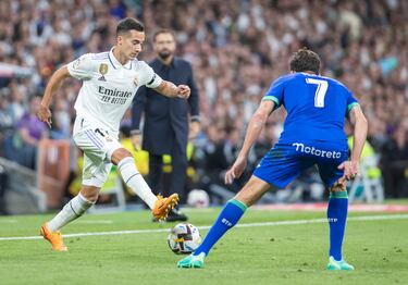 Lucas Vázquez pelea por una pelota.