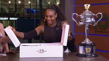 Serena Williams abre su regalo.