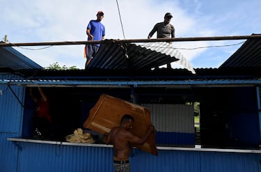 La población se prepara para la llegada del huracán Melissa en La Habana, Cuba.
