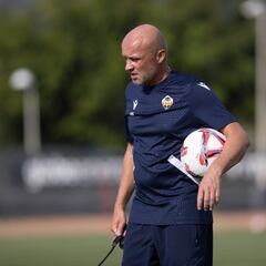 Schreuder no descarta firmar fuera de plazo o esperar al mercado de invierno