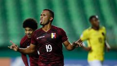 AMDEP637. CALI (COLOMBIA), 26/01/2023.- Brayan Alcocer de Venezuela celebra un gol de penalti hoy, en un partido de la fase de grupos del Campeonato Sudamericano Sub'20 entre las selecciones de Venezuela y Ecuador a en el estadio Deportivo Cali en Cali (Colombia). EFE/ Ernesto Guzmán Jr.
