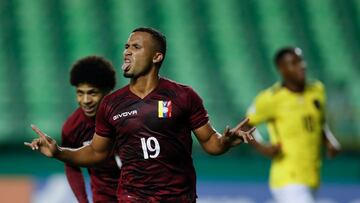 AMDEP637. CALI (COLOMBIA), 26/01/2023.- Brayan Alcocer de Venezuela celebra un gol de penalti hoy, en un partido de la fase de grupos del Campeonato Sudamericano Sub'20 entre las selecciones de Venezuela y Ecuador a en el estadio Deportivo Cali en Cali (Colombia). EFE/ Ernesto Guzmán Jr.
