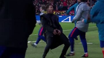 Simeone se llevó las manos a los genitales tras el 1-0