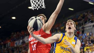 GRAF3221. LAS PALMAS DE GRAN CANARIA, 16/02/2018.- El base serbio del Herbalife Gran Canaria, Nikola Radicevic (d) y el pívot del Montakit Fuenlabrada, Chema González (i) durante el tercer partido de cuartos de final de la Copa del Rey de ba