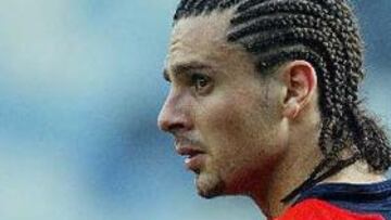 <B>APUNTA AL JUEGO DURO.</B> El brasileño ha criticado la dureza mostrada por los jugadores del equipo navarro.