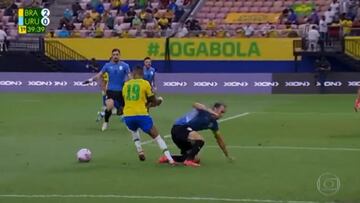 En Uruguay se ceban con Godín por esta jugada: ¡al suelo!