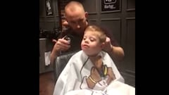 Parker Myles se corta el pelo con su peluquero