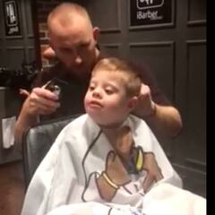 El niño down y su peluquero que emocionan a la red