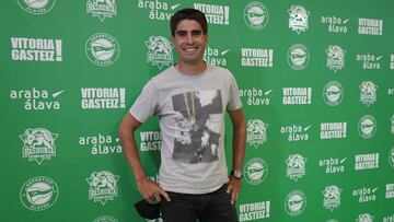 Mikel Landa posa en la presentación de la Universidad del Alavés-Baskonia Innovaraba.