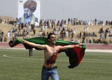 Los afganos celebran en Kabul junto a los jugadores de la selección la Copa de la Federación Sudasiática de Fútbol tras ganar a la India.