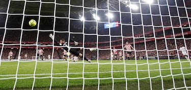 0-1. Arranca Kylian Mbappé casi desde el centro del campo, se planta en el balcón del área del Athletic y finaliza con la derecha, al palo largo de Unai Simón.