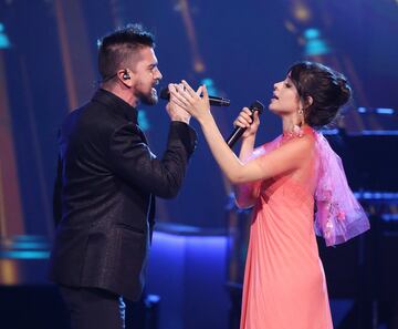 Cabello acudió también para cantar junto a Juanes en el escenario de los premios.