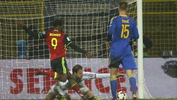Soccer Football - 2018 World Cup Qualifications - Europe - Bosnia and Herzegovina vs Belgium - Stadium Grbavica, Sarajevo, Bosnia and Herzegovina - October 7, 2017   Belgium&rsquo;s Michy Batshuayi scores their first goal past Bosnia&rsquo;s Asmir Begovic        REUTERS/Dado Ruvic