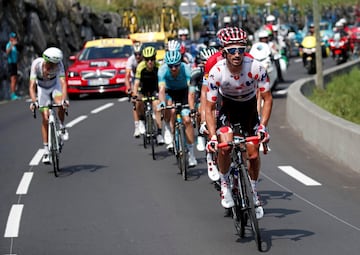 Julian Alaphilippe liderando un grupo.