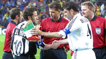 Hierro saluda a Del Piero antes de un Real Madrid-Juventus.