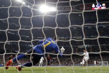 3-2. Cristiano Ronaldo anota el tercer gol de penalti.