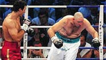 <b>DEMOLICIÓN.</B> Vladimir Klitschko destrozó a la Mole Moli en 109 segundos.