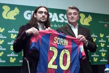 Fichó por el Barcelona en el mercado de invierno. Debutó el 9 de febrero de 2003 y en verano de ese mismo año se marchó cedido al París Saint-Germain