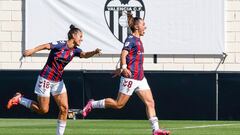 Elba Vergés persigue a Ane Campos en la celebración del gol del Eibar en el Puchades al Valencia.
