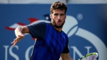 Feliciano Lopez devuelve una bola ante Bradley Klahn.