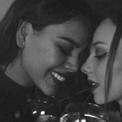 Danna Paola se besa con Ester Expósito para festejar 'Élite'