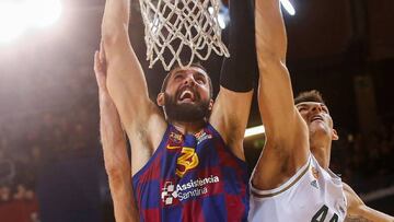 GRAF8838. BARCELONA, 13/12/2019.- El ala-pívot montenegrino del Barça Nikola Mirotic (i) lucha con el ala-pivot del Panathinaikos B.C Dinos Mitoglou (d), durante el partido correspondiente a la decimotercera jornada de la EuroLiga disputado este viernes en el Palau Blaugrana de Barcelona. EFE/ Quique García