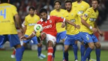 Garay, ante la defensa del Estoril.