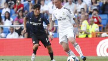 Zamorano, ante Guti en el Classic Match.