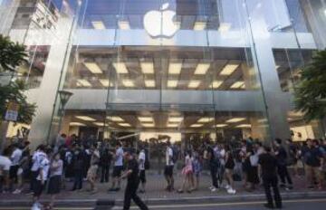 Gran afluencia de usuarios en la tienda Apple de Hong Kong.