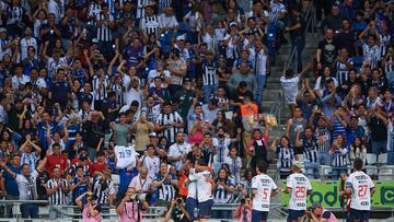 Momento en que jugadores de Monterrey festejan un gol ante la afición.