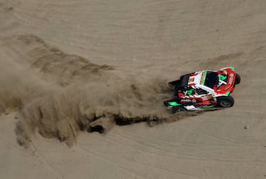 El Overdrive Racing de Yazeed Al Rajhi y Timo Gottschalk compite en la Etapa 1 de la 48ª edición del Rally Dakar, con salida y llegada en Yanbu.