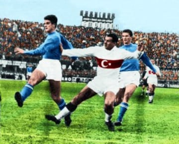 El 2 de diciembre de 1962 se jugó en Bolonia el partido de primera ronda entre  Italia y Turquía. En la imagen Rivera inauguró el marcador ante los turcos que terminaría 6-0
