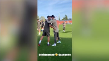 El esperado recibimiento del Cholo a Suárez en el campo