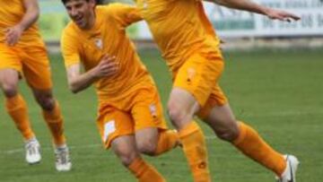 <b>ESPECTACULAR. </b>Arriba, la secuencia del gol de Castán desde 70 metros. Abajo, la celebración del jugador.