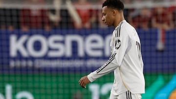Soccer Football - LaLiga - Osasuna v Real Madrid - El Sadar Stadium, Pamplona, Spain - February 21, 2026 Real Madrid's Kylian Mbappe looks dejected after the match REUTERS/Vincent West