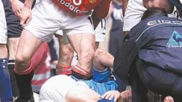 <b>BESTIAL. </b>Keane insulta a Haaland después de haberle propinado la patada que le retiraría del fútbol.