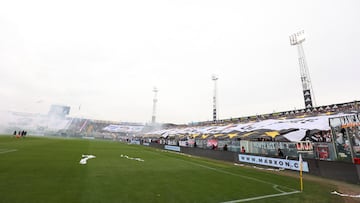 Futbol, Colo Colo vs Universidad de Chile.
Fecha 22, Liga de Primera 2025.
Hinchas de Colo Colo alientan a su equipo durante un partido de la Liga de Primera contra Universidad de Chile disputado en el estadio Monumental de Santiago, Chile.
31/08/2025
Javier Vergara/Photosport
Football, Colo Colo vs Universidad de Chile.
22nd turn, First division league.
Colo Colo fans cheer up their team during a first division match against Universidad de Chile at the Monumental stadium in Santiago, Chile.
31/08/2025
Javier Vergara/Photosport
