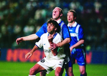 La temporada 93-94 siempre será recordada por los aficionados chicharreros con el debut en competiciones europeas gracias al quinto puesto en Liga con Jorge Valdano en los banquillos. El Tenerife inició su periplo en la Copa de la UEFA eliminando al Auxerre y al Olympiacos ganando en casa por 2-1 y perdiendo en Grecia por 4-3 (pasó gracias al valor doble de los goles). En octavos de final, la Juventus fue el siguiente escollo para los tinerfeños, pero la Vecchia Signora hizo bueno el 3-0 en Turín para colarse entre los ocho mejores equipos. Tres años más tarde, con Jupp Heynckes cerró la década dorada del club canario con un quinto puesto en Liga en la temporada 95-96 por delante del Real Madrid, además clasificó por segunda vez a la Copa de la UEFA. El idilio del técnico alemán con el viejo continente se trasladó a la isla con una gran actuación eliminando al Lazio, Feyenoord y Brondby. Sin embargo, en semifinales el Schalke 04, campeón y que también eliminó al Valencia en cuartos de final, hizo lo mismo con los chicharreros tras remontar en el partido de vuelta el 1-0 de los tinerfeños en el Heliodoro Rodríguez López.