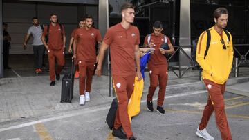 Los jugadores del Roma, a su llegada a Barajas.