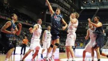 <b>VOLUNTAD. </b>Jaime Fernández entra a canasta entre Saúl y Payne.