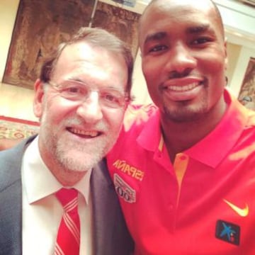 Aprovechando la visita a la Moncloa, Ibaka se hizo un 'selfie' con el presidente Mariano Rajoy.