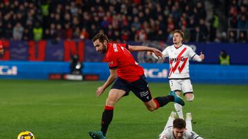 PAMPLONA, 19/01/2025.- El centrocampista del Osasuna Jon Moncayola (i) disputa un balón ante el extremo del Rayo Vallecano Adrián Embarba (d) este domingo, durante el partido de la jornada 20 de LaLiga EA Sports, entre el Osasuna y el Rayo Vallecano, en el Estadio El SADAR de Pamplona. EFE/ Villar Lopez
