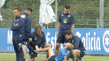 Víctor Narro, atendido por el médico del Deportivo ante la preocupación de Borja Jiménez.